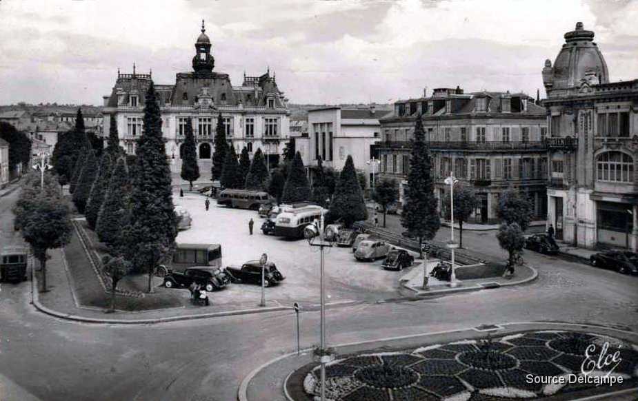03 Vichy Esplanade de l Hotel de Ville II.jpg